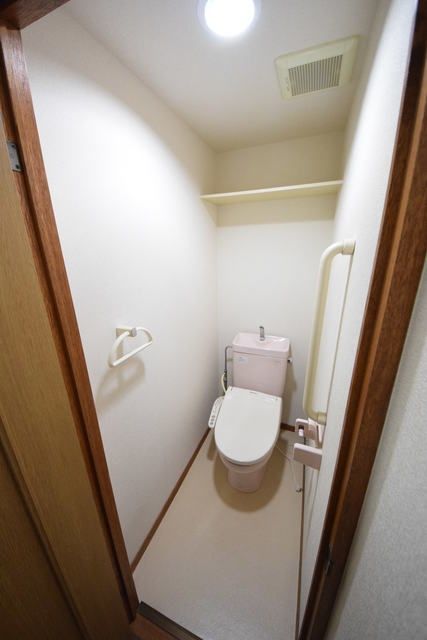 トイレ　別のお部屋の写真になります。