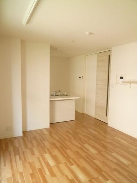 居室・リビング　【居間・リビング】バルコニー側からみた洋室