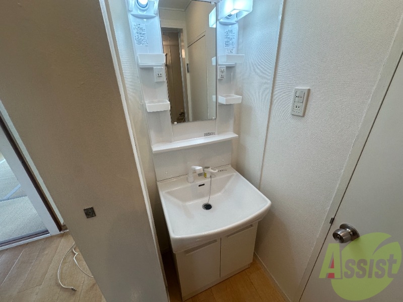 洗面設備　シャンドレ付の洗面台。