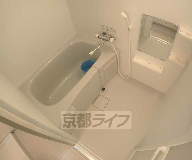 バス・シャワールーム　鏡のついた便利なお風呂