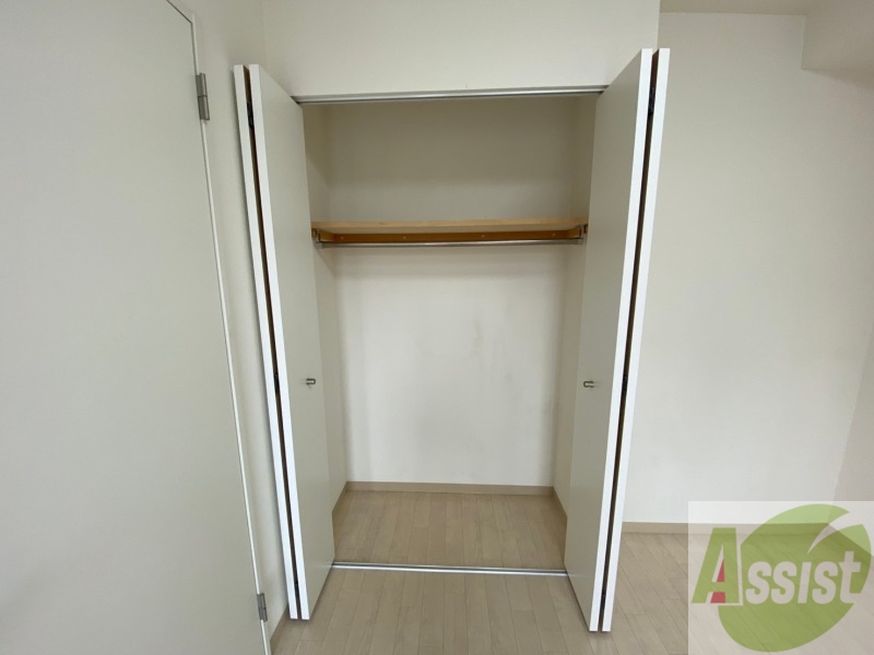 収納　こちらの収納にはハンガーをかけて服もしまえますね。