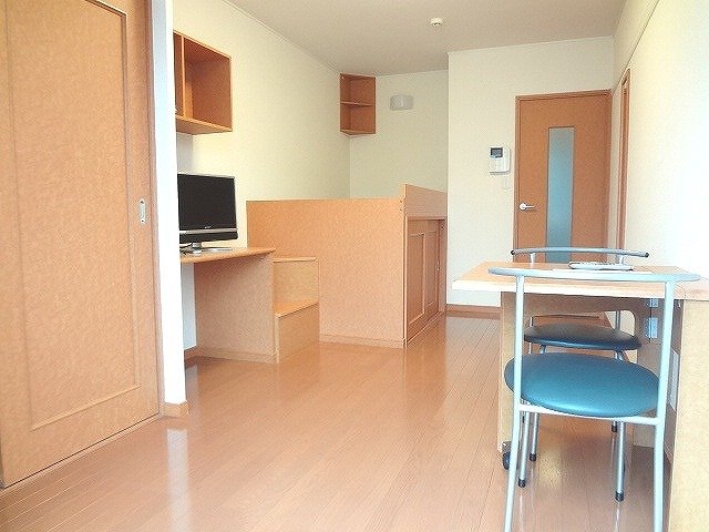 居室・リビング　1Fフローリング、２Ｆカーペット