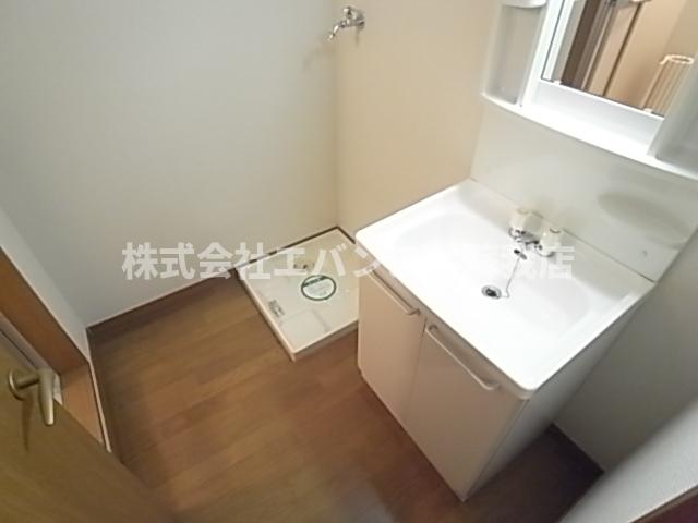 洗面設備　ゆったりとスペースのある洗面所