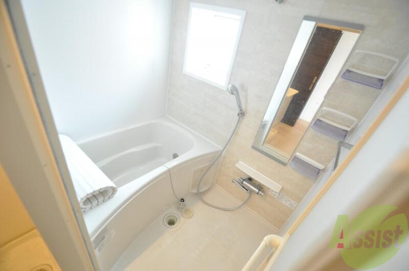 バス・シャワールーム　きれいな浴室、疲れも吹っ飛びます。窓があるのも嬉しいですね。