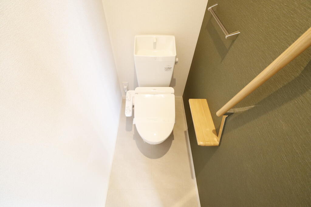 トイレ　収納棚付きトイレです♪