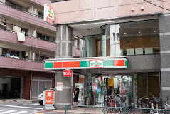 コンビニ　ファミリーマート 西新宿三丁目店（コンビニ）まで459m