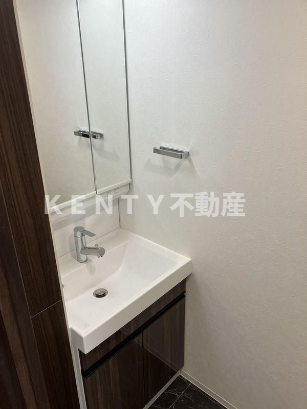 洗面設備　明るい洗面所です