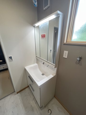 洗面設備　三面鏡付き独立洗面台です。