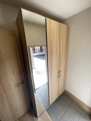 玄関　姿見鏡付きのシューズボックスです。