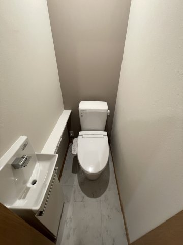 トイレ　手洗い付きの清潔感のあるトイレです