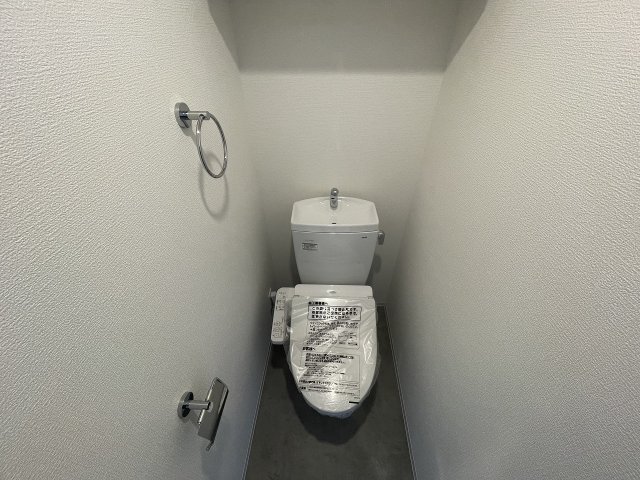 トイレ　落ち着いた色調のトイレです