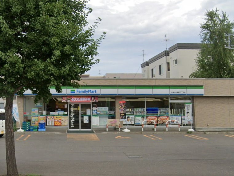 コンビニ　ファミリーマート札幌北8条東17丁目店（コンビニ）まで493m