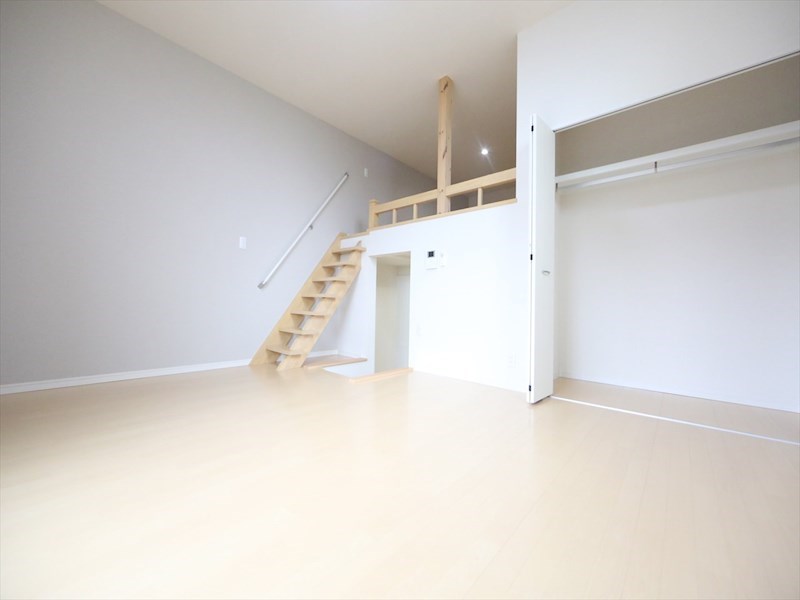 居室・リビング　洋室10帖　ロフト付き（収納としても寝室としても使えます）