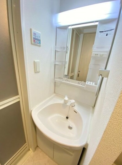 洗面設備　ゆったりとスペースのある洗面所