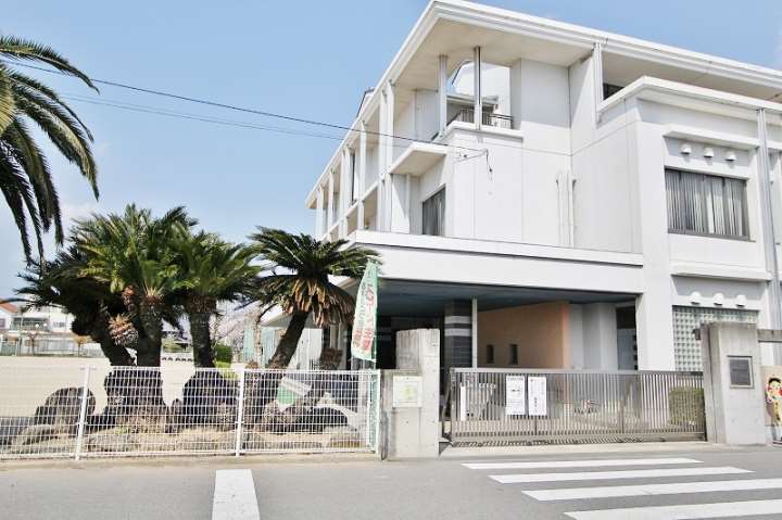 小学校　鴨島小学校（小学校）まで762m