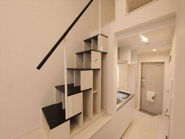 その他　ロフトへ階段で上がれます　収納付き