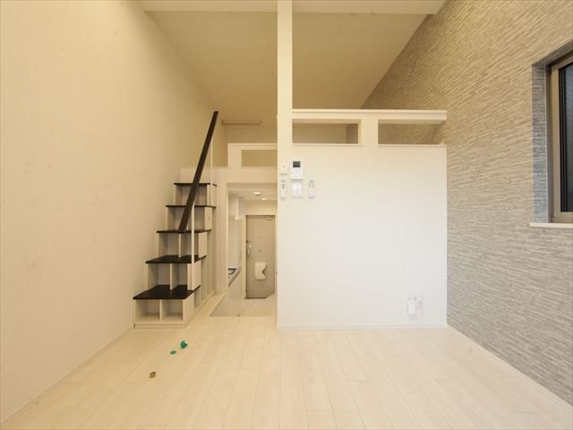 居室・リビング　洋室6.1帖　ロフト5.8帖（収納にも使えます）エアコン付き