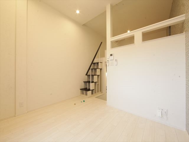 居室・リビング　洋室6.1帖　ロフト5.8帖（収納にも使えます）エアコン付き