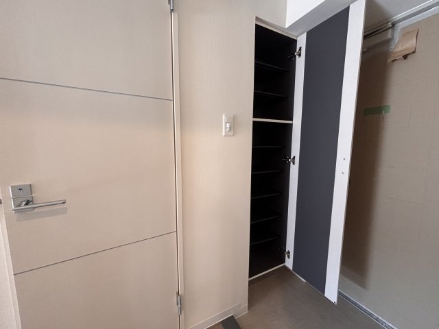 玄関　玄関横シューズ収納スペースが有るので靴がたくさんあっても安心