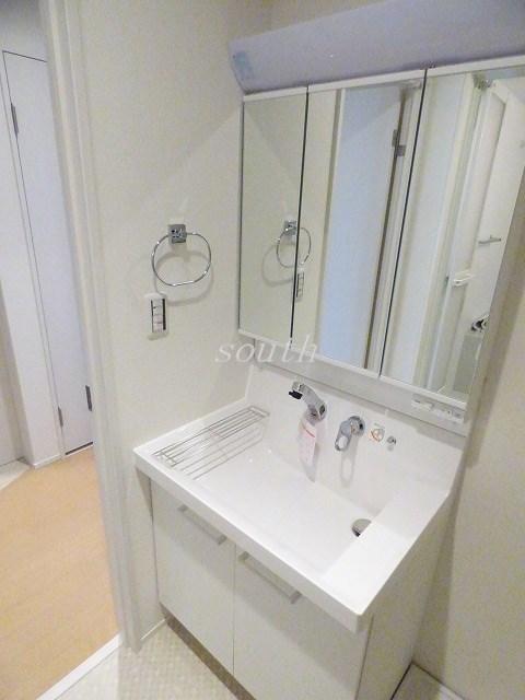 洗面設備　シャンプードレッサー付きの独立洗面台♪