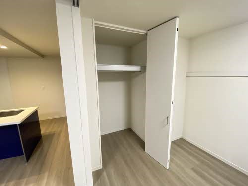 収納　クローゼットにはハンガーパイプと棚があり収納力◎