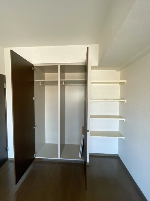 収納　※別室参考写真※★仕切り棚があって整理しやすい物入れ★