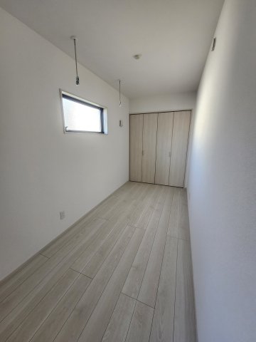 居室・リビング　落ち着いた色調の洋室です