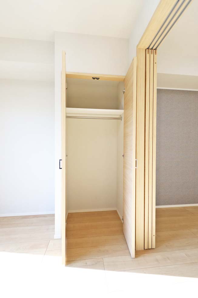 収納　明るい色調の室内です