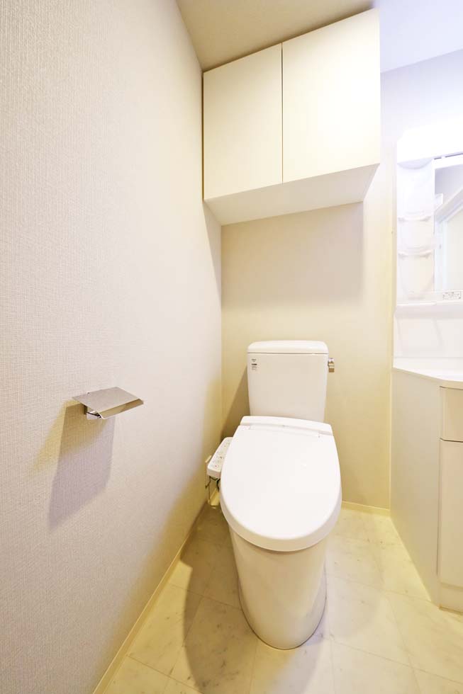 トイレ　明るい色調の室内です