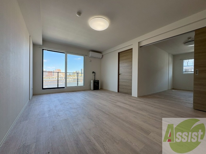 居室・リビング　エアコン付きで快適なリビングになっております！