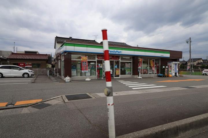 コンビニ　ファミリーマート（コンビニ）まで1308m