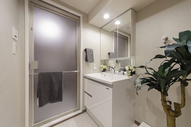 洗面設備　独立洗面台、朝の身支度には欠かせません