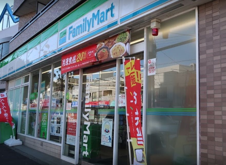 コンビニ　ファミリーマート 上中里三丁目店（コンビニ）まで742m