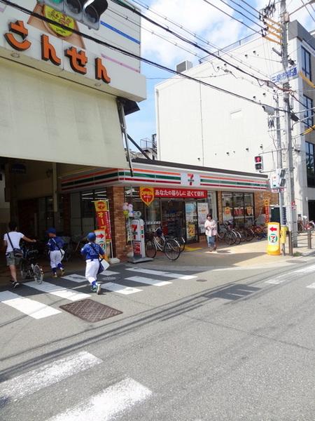 コンビニ　セブンイレブン大阪三泉市場通店（コンビニ）まで220m