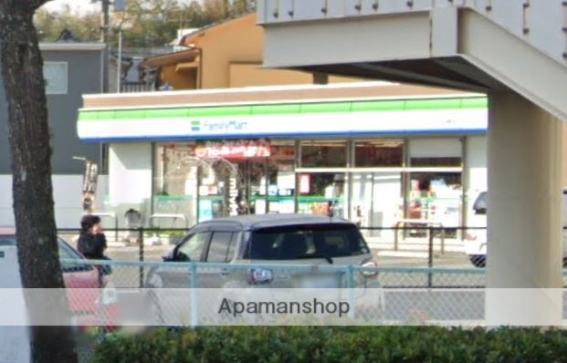 コンビニ　ファミリーマート（コンビニ）まで685m
