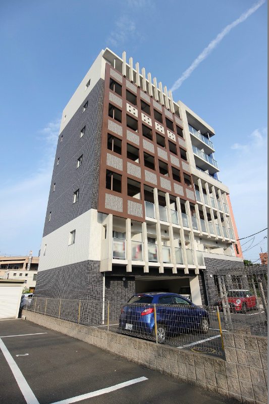 建物外観　お洒落なデザイナーズマンションです。南向きで日当たり良好。