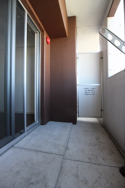 バルコニー　広めのバルコニーで洗濯物も十分干せます※5階の写真です