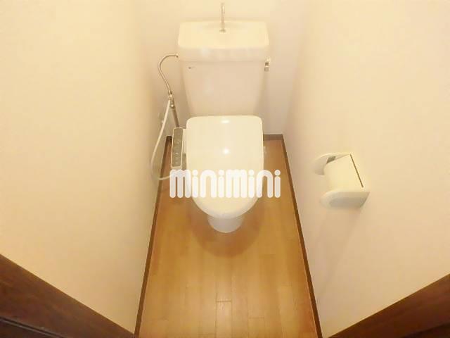 トイレ　温水洗浄便座付きでタオル掛けがあるトイレです。