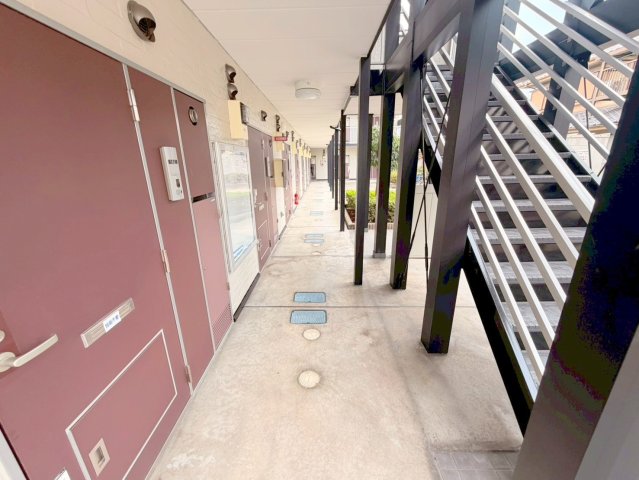 ロビー　奥行きのあるロビーは綺麗に片づけられています。