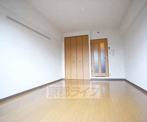 居室・リビング　広々９．５帖の洋室