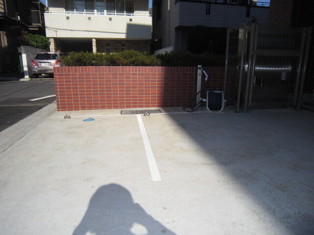 駐車場　駐車場があるので、車を買う予定の方も安心です