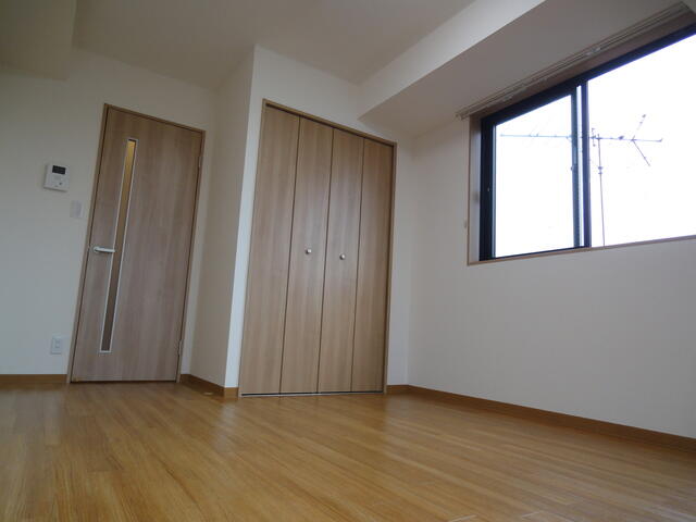 その他部屋・スペース　開放的な寝室です