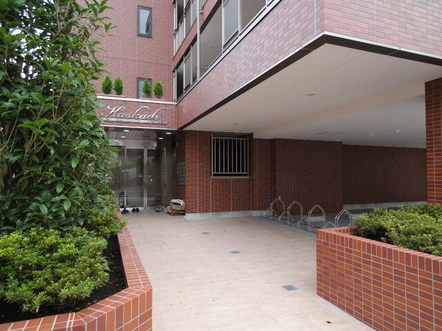 エントランス　落ち着いたエントランスです