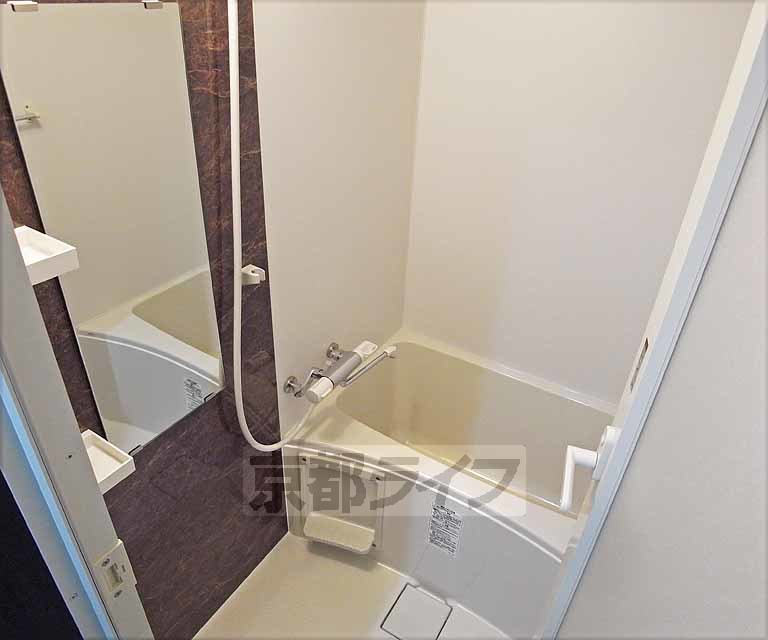 バス・シャワールーム　バスルームです