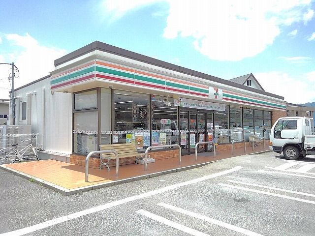コンビニ　セブンイレブン山梨北中学校前店（コンビニ）まで750m