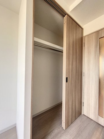 収納　ハンガーパイプ付きクローゼット