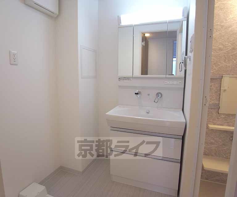 洗面設備　綺麗なシャンプードレッサーです。