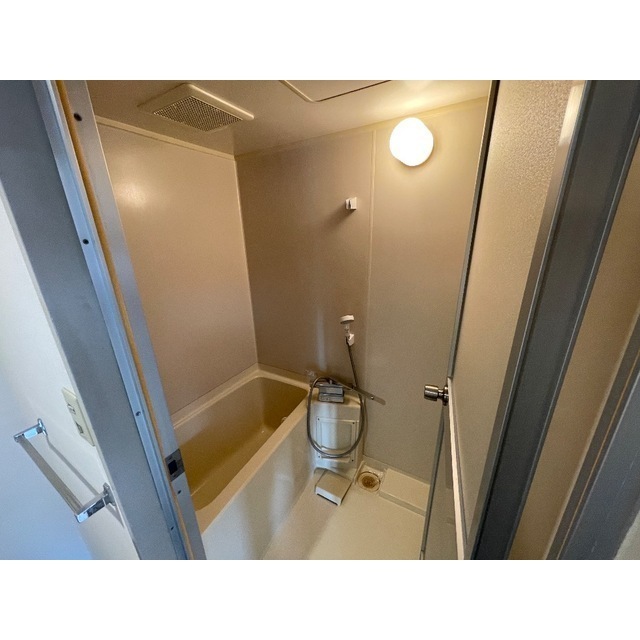 バス・シャワールーム　コンパクトで使いやすいお風呂です