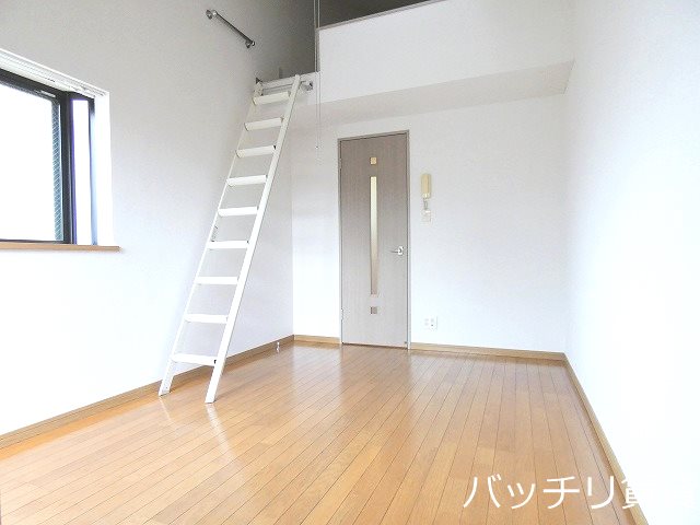 居室・リビング　同型タイプの為、現状を優先致します。