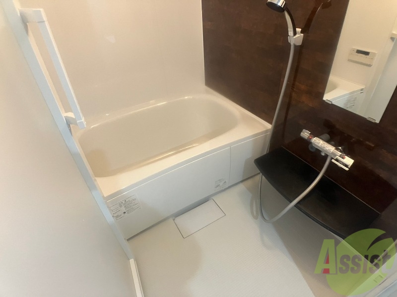 バス・シャワールーム　お風呂です。広々したバスでゆっくりくつろげます。